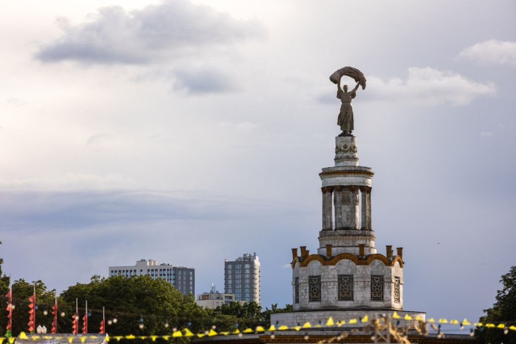 У Києві на ВДНГ відкрили галерею нереальних історій жителів міста, які створив штучний інтелект 4