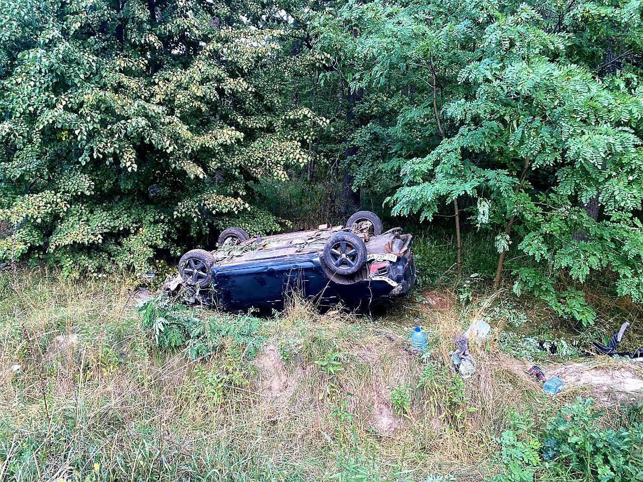 Під Києвом Mazda вилетіла з дороги в кювет і перетворилась на груду металобрухту: що з пасажирами 1