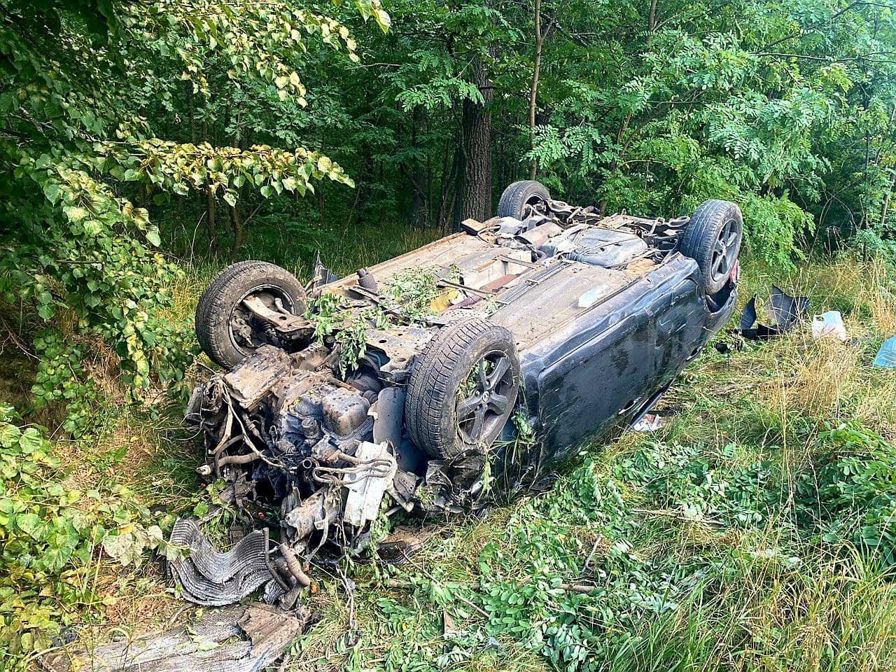 Під Києвом Mazda вилетіла з дороги в кювет і перетворилась на груду металобрухту: що з пасажирами 3