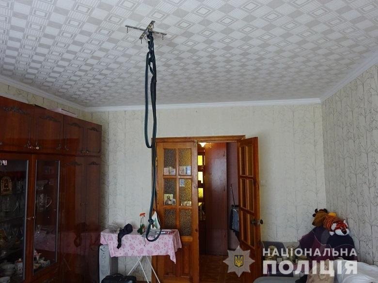 У Києві чоловік зробив зашморг на стелі та вимагав від жінки накласти на себе руки 2