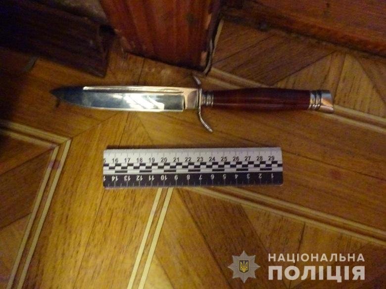 У Києві чоловік зробив зашморг на стелі та вимагав від жінки накласти на себе руки 3