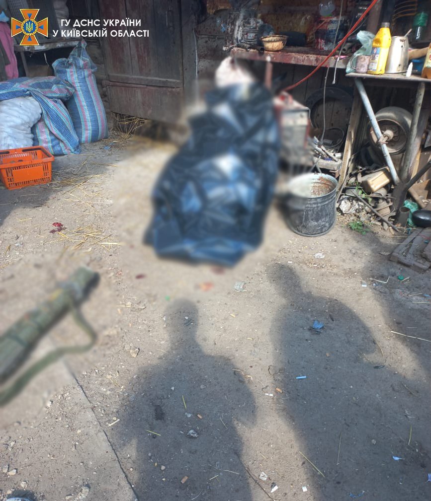 На Київщині під час спроби розібрати зброю загинув 16-річний юнак 3