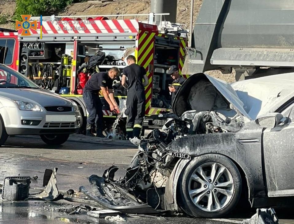 У Києві зіштовхнулись Kia та Opel: одна автівка загорілась, а в іншій зажало жінку 1