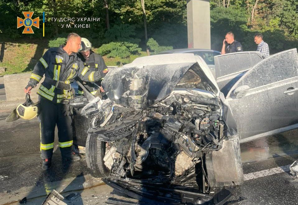 У Києві зіштовхнулись Kia та Opel: одна автівка загорілась, а в іншій зажало жінку 2