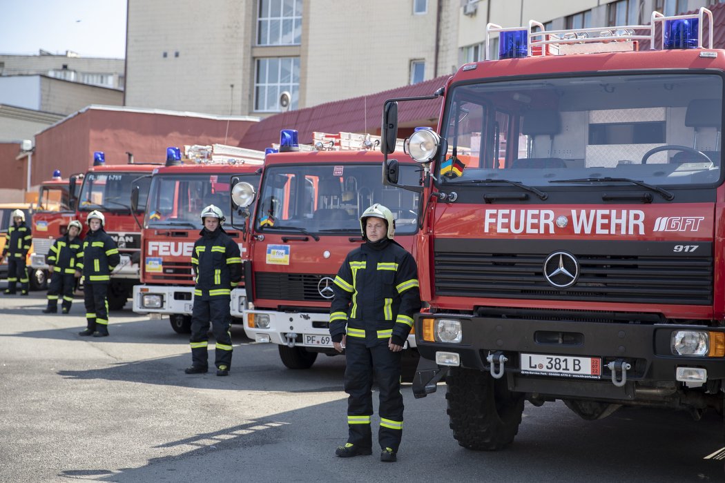 Києву передали 12 нових пожежно-рятувальних автомобілів і 7 швидких 1