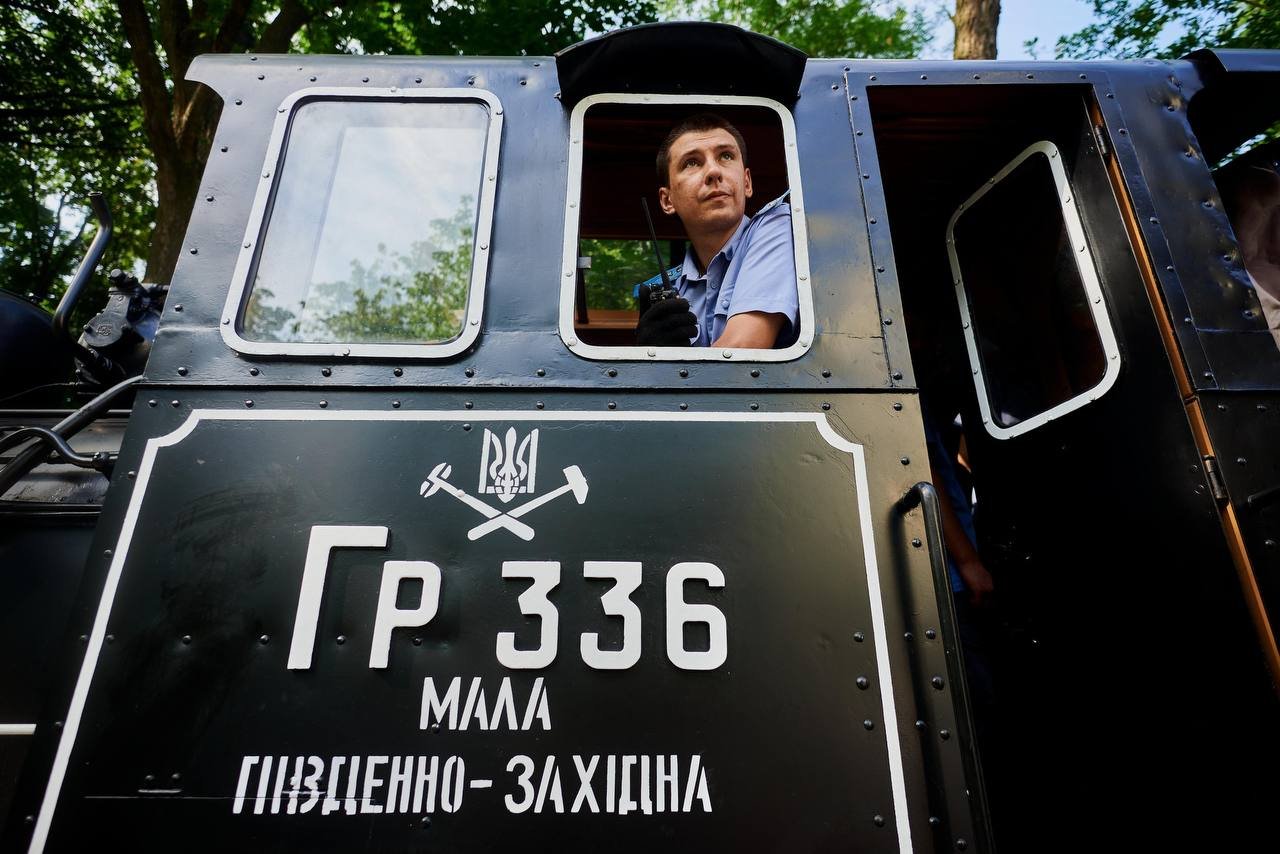 На Київській дитячій залізниці почав курсувати справжній паровоз, завезений як репарація після Другої світової війни 1