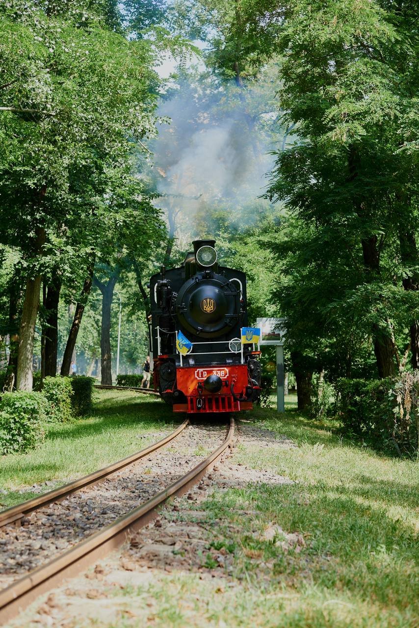 На Київській дитячій залізниці почав курсувати справжній паровоз, завезений як репарація після Другої світової війни 2