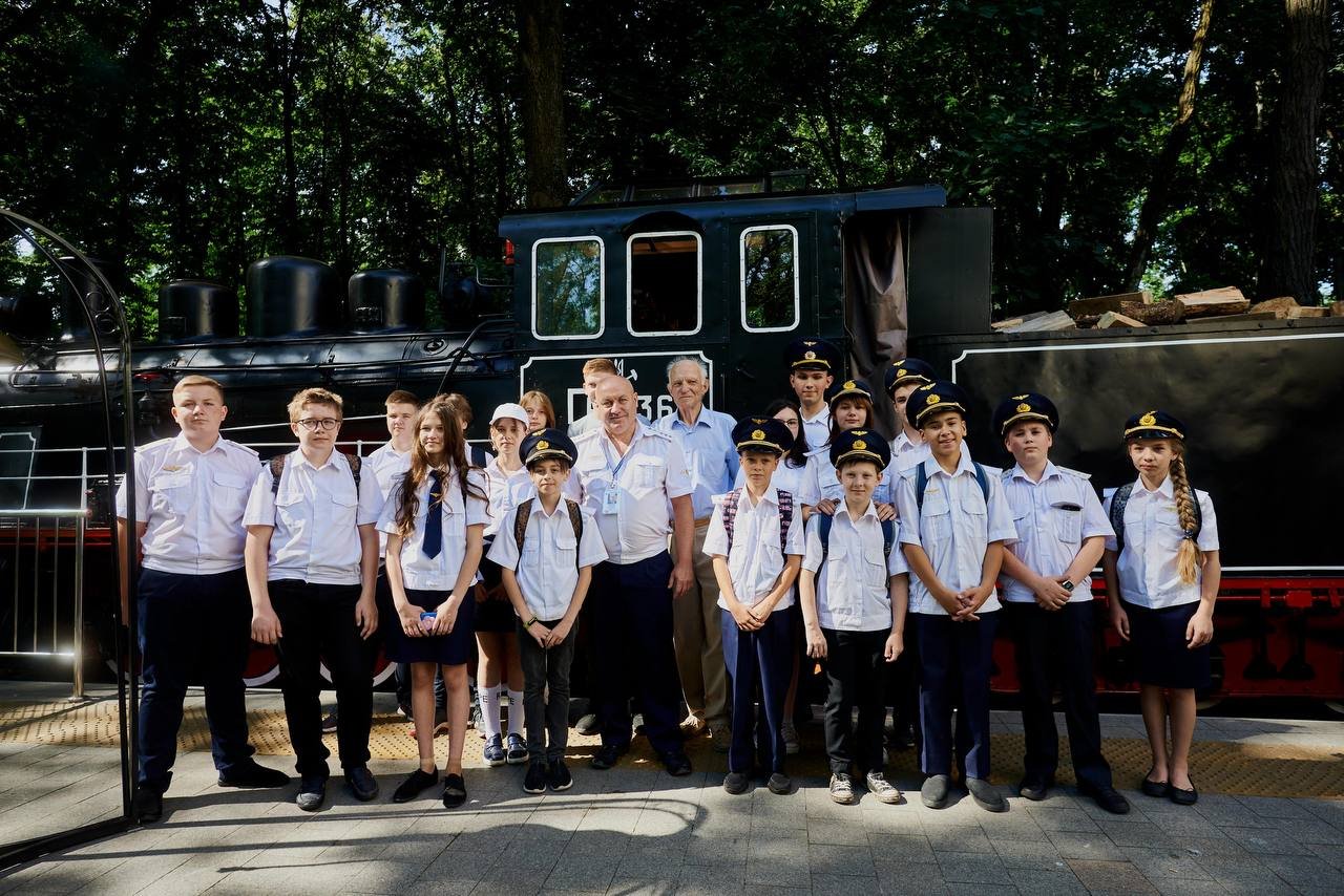 На Київській дитячій залізниці почав курсувати справжній паровоз, завезений як репарація після Другої світової війни 3
