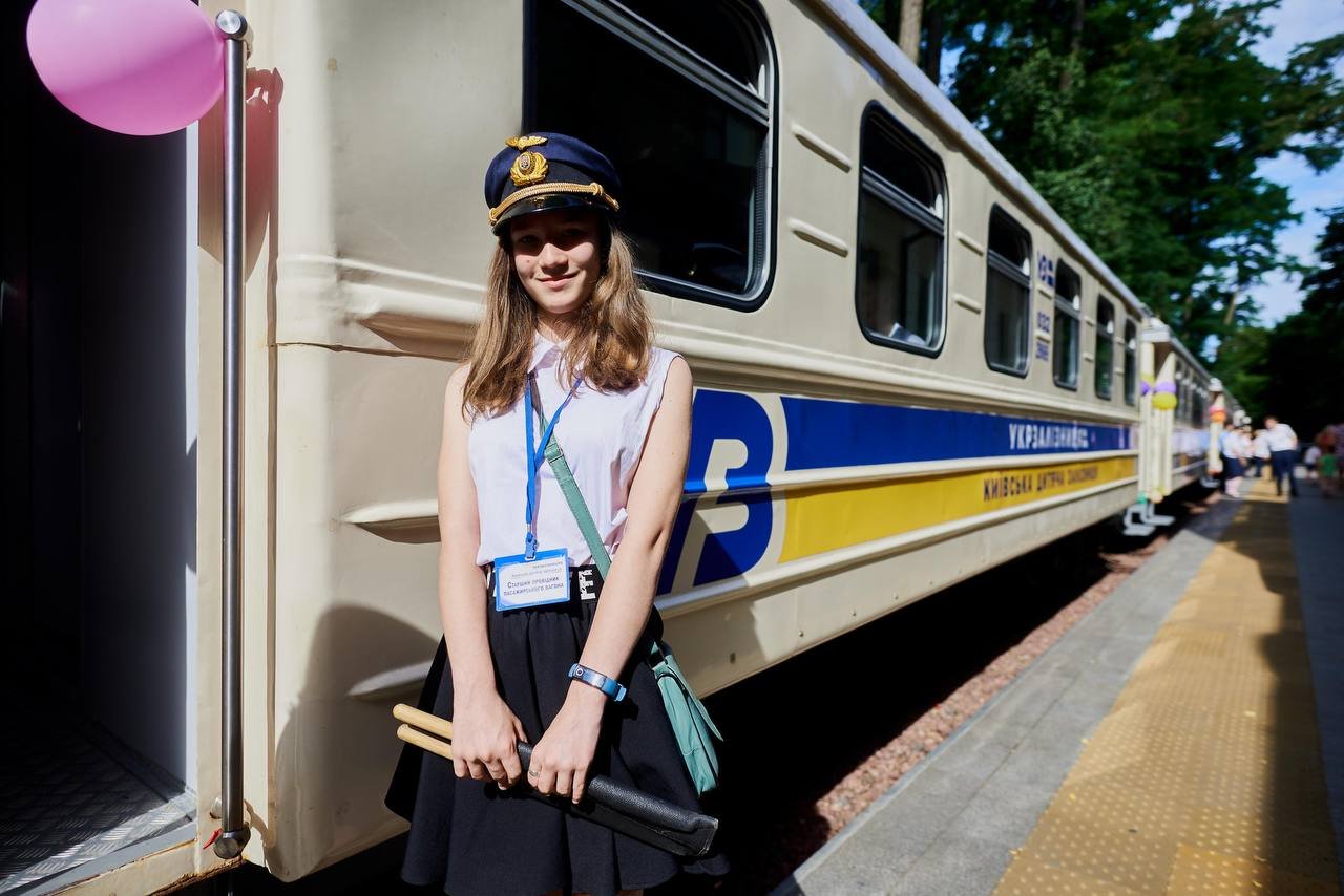 На Київській дитячій залізниці почав курсувати справжній паровоз, завезений як репарація після Другої світової війни 4