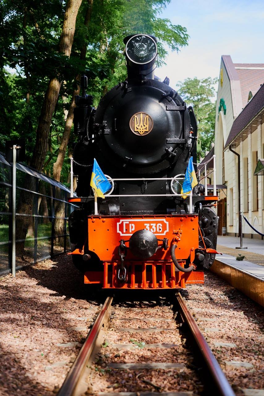 На Київській дитячій залізниці почав курсувати справжній паровоз, завезений як репарація після Другої світової війни 5