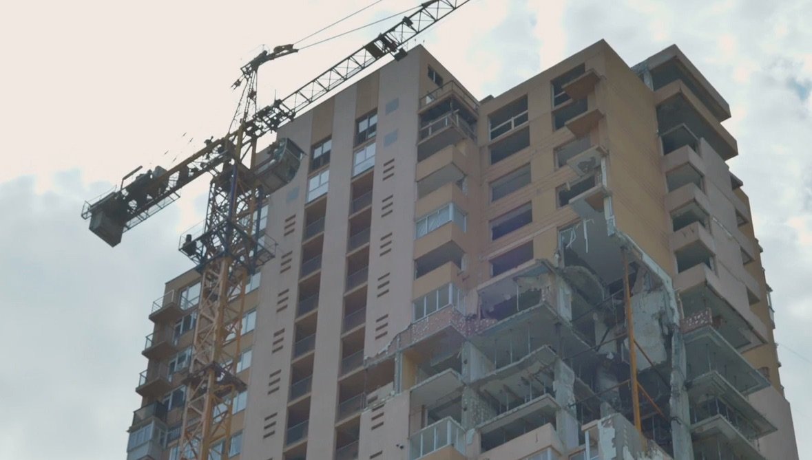Як у Києві триває відновлення зруйнованих ракетними обстрілами будинків: відео 1