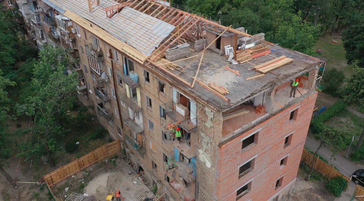 Як у Києві триває відновлення зруйнованих ракетними обстрілами будинків: відео 2