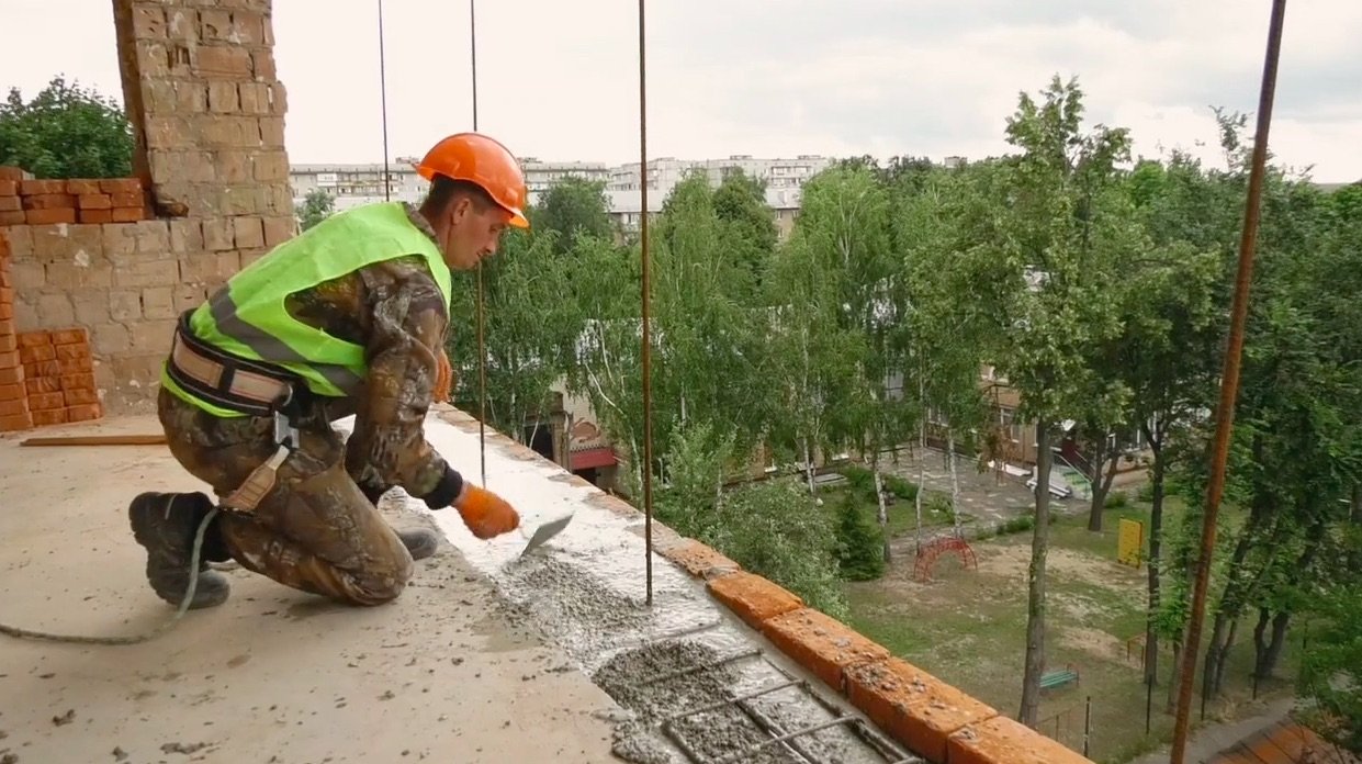 Як у Києві триває відновлення зруйнованих ракетними обстрілами будинків: відео 3