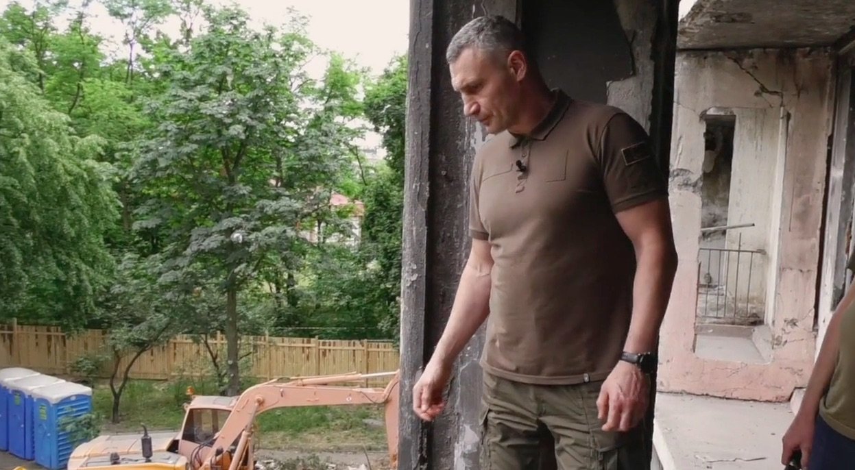 Як у Києві триває відновлення зруйнованих ракетними обстрілами будинків: відео 4