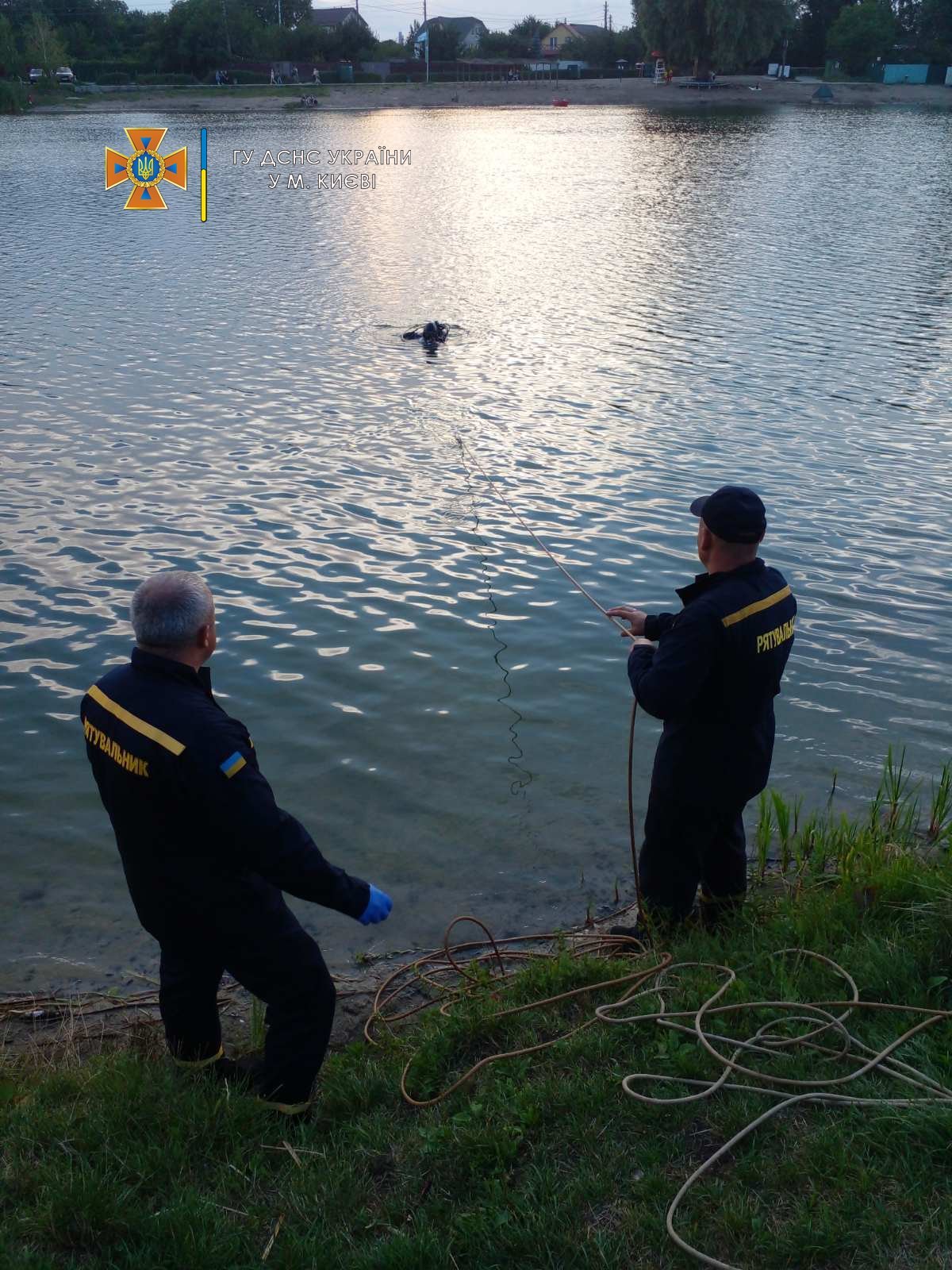 У Києві з озера дістали тіло чоловіка 1