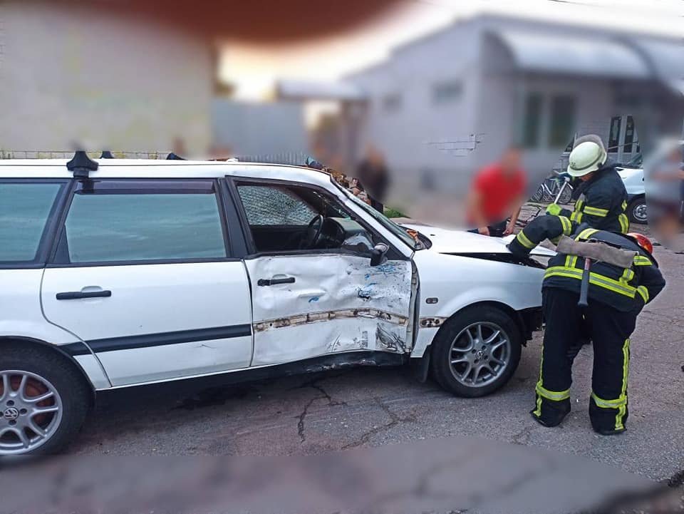 На Київщині Volkswagen збив мотоцикл: водій та неповнолітній пасажир в лікарні 1