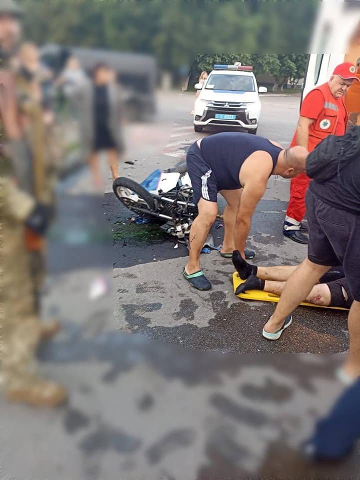 На Київщині Volkswagen збив мотоцикл: водій та неповнолітній пасажир в лікарні 3