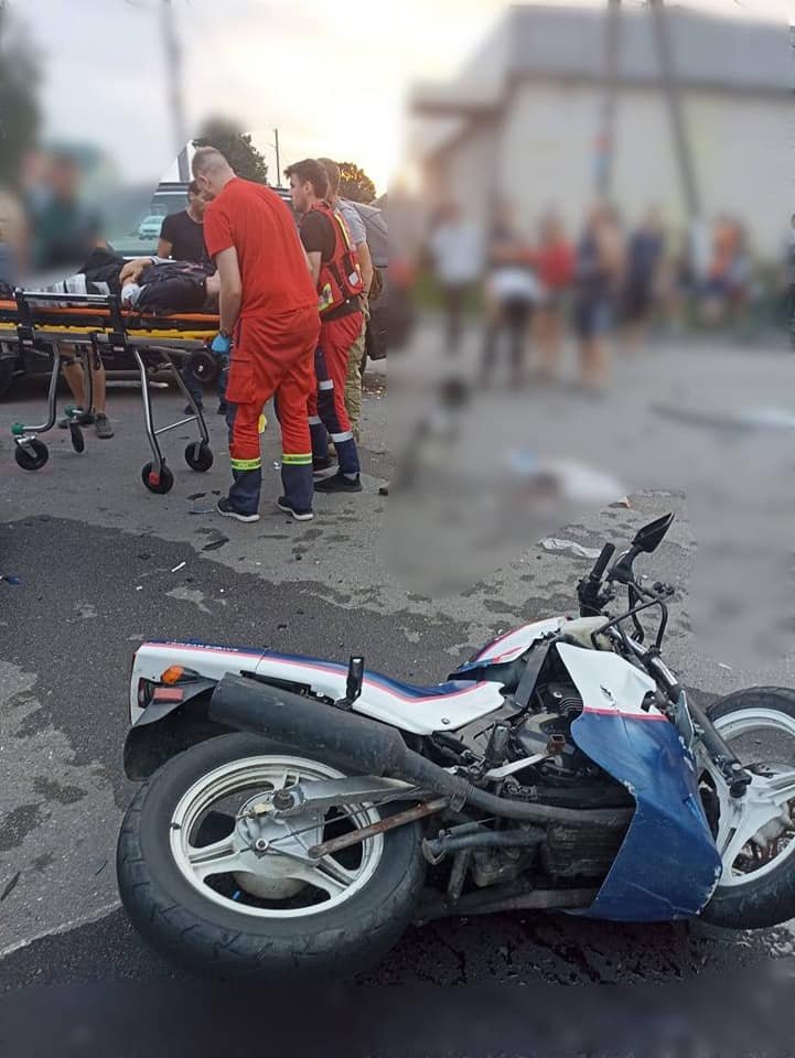 На Київщині Volkswagen збив мотоцикл: водій та неповнолітній пасажир в лікарні 4