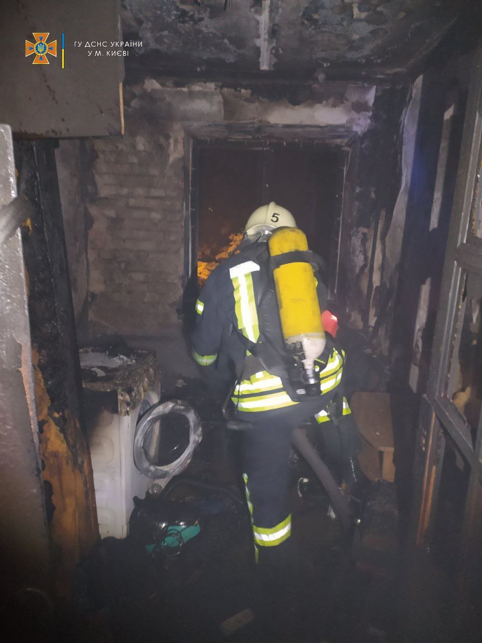 У Києві згоріла квартира: з пожежі врятували трьох жильців 1