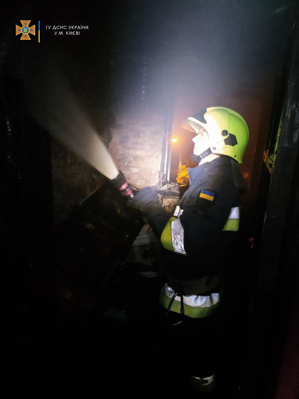 У Києві згоріла квартира: з пожежі врятували трьох жильців 2