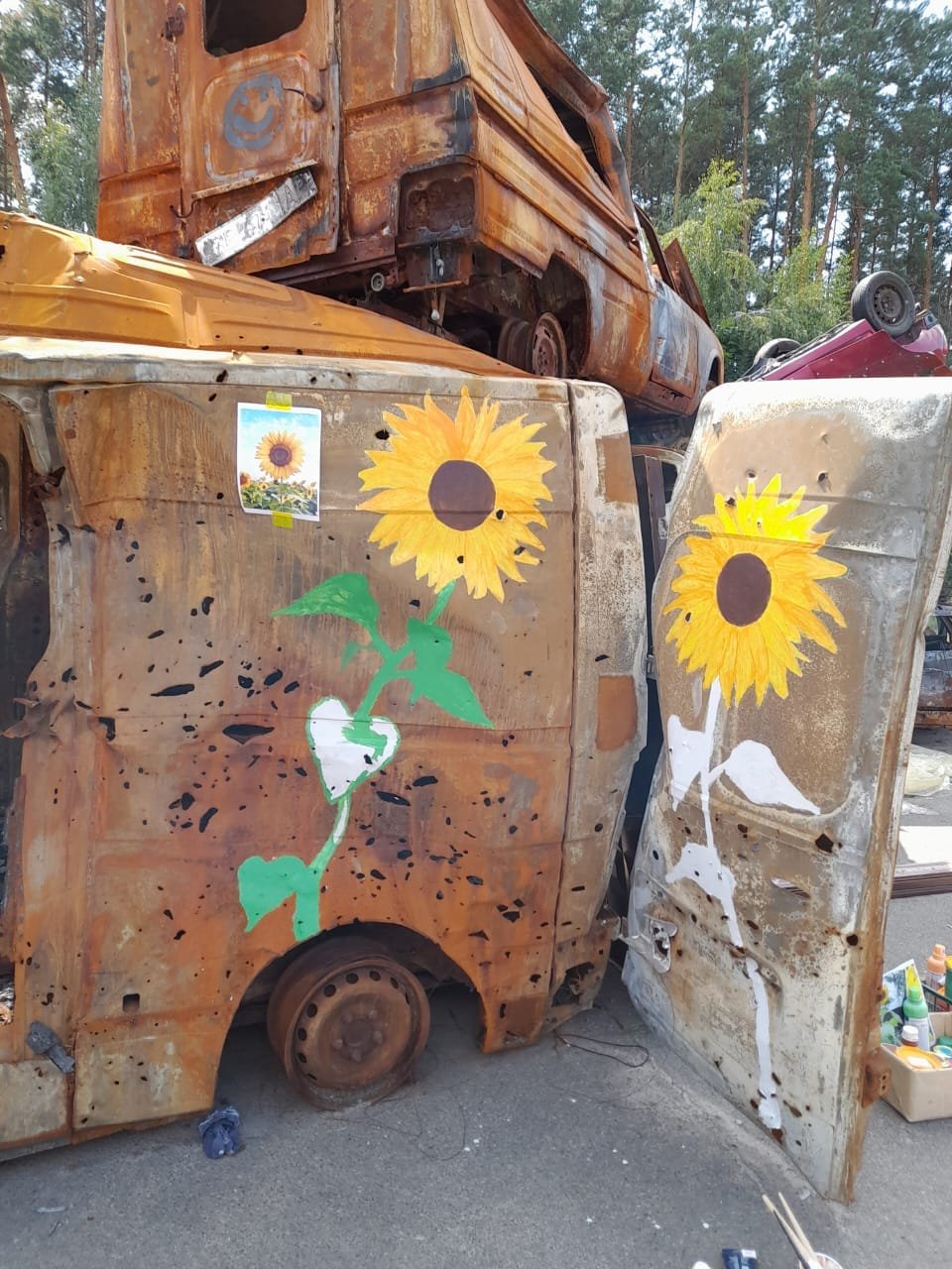 В Ірпені на кладовищі автівок "зацвіли" соняшники 1