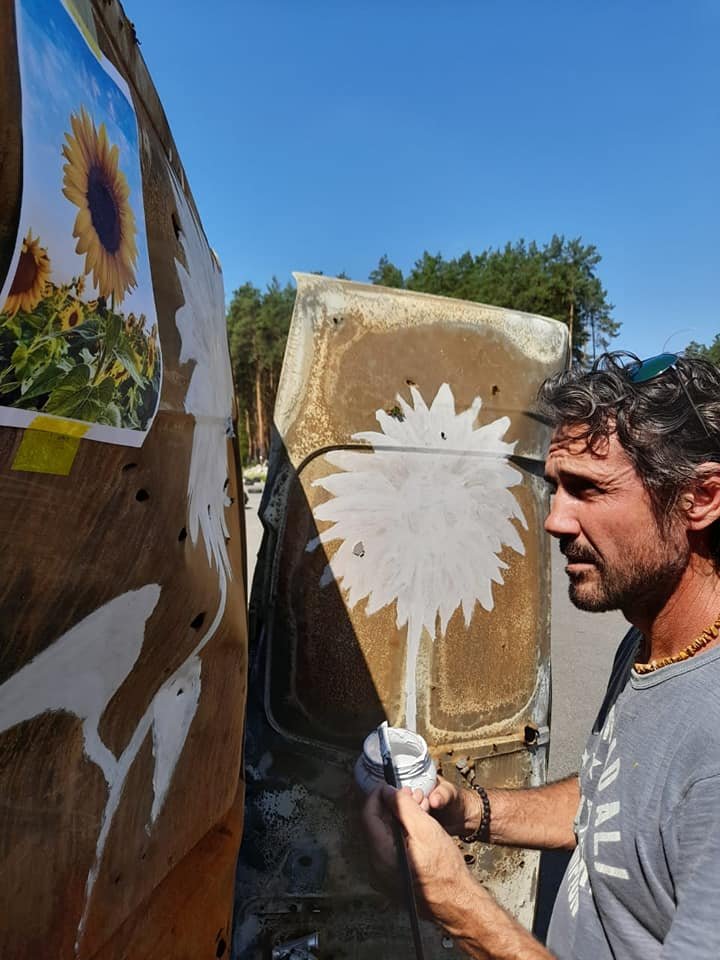 В Ірпені на кладовищі автівок "зацвіли" соняшники 2