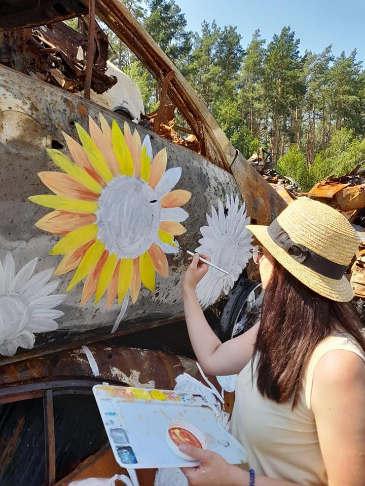 В Ірпені на кладовищі автівок "зацвіли" соняшники 3