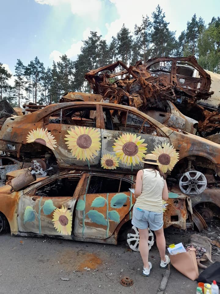 В Ірпені на кладовищі автівок "зацвіли" соняшники 4