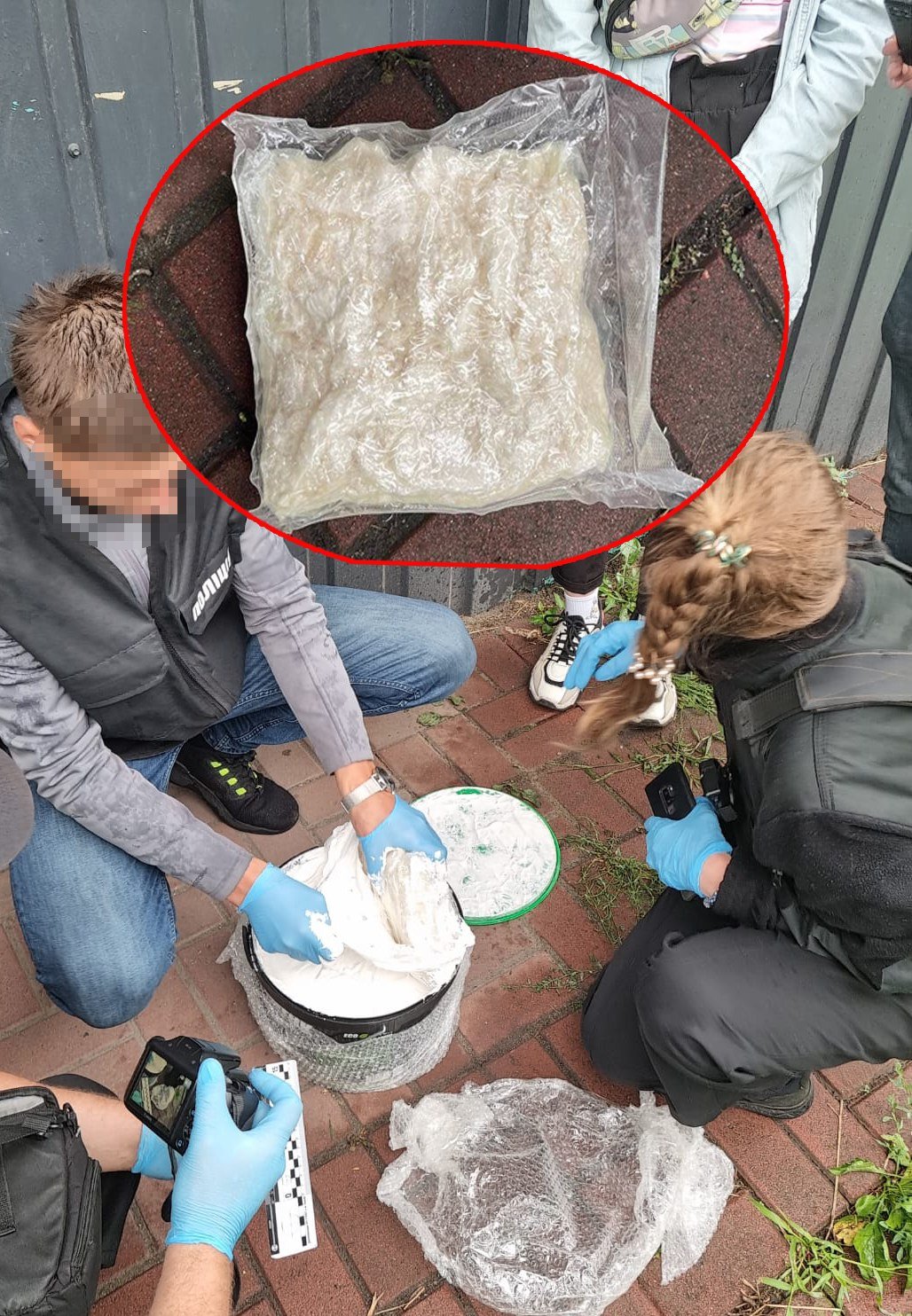 У Києві 20-річна дівчина маскувала психотропи у відрах зі штукатурко 1