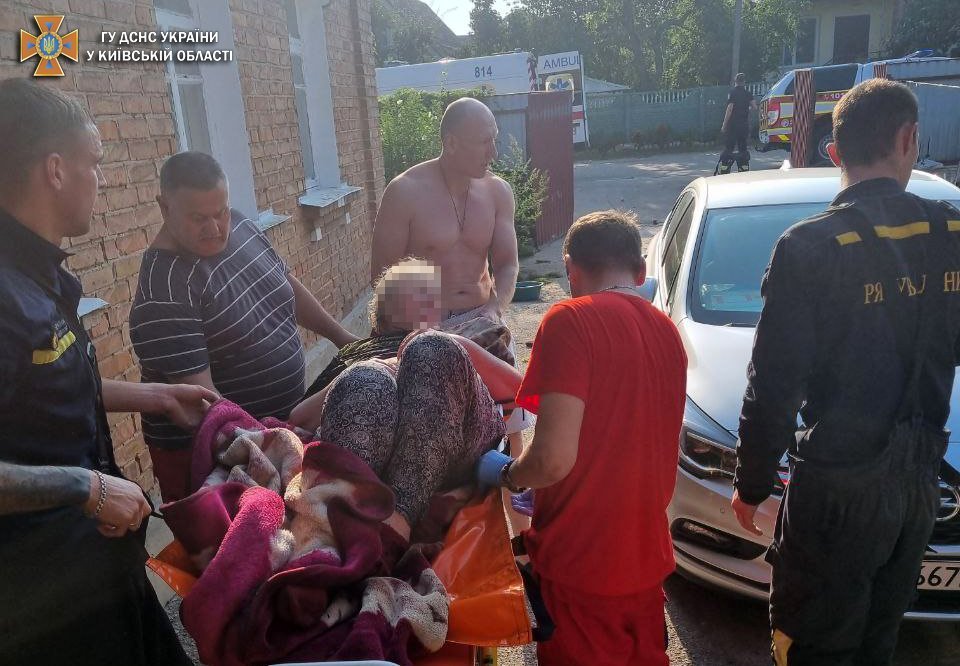 На Київщині жінка впала в 6-метровий колодязь 1