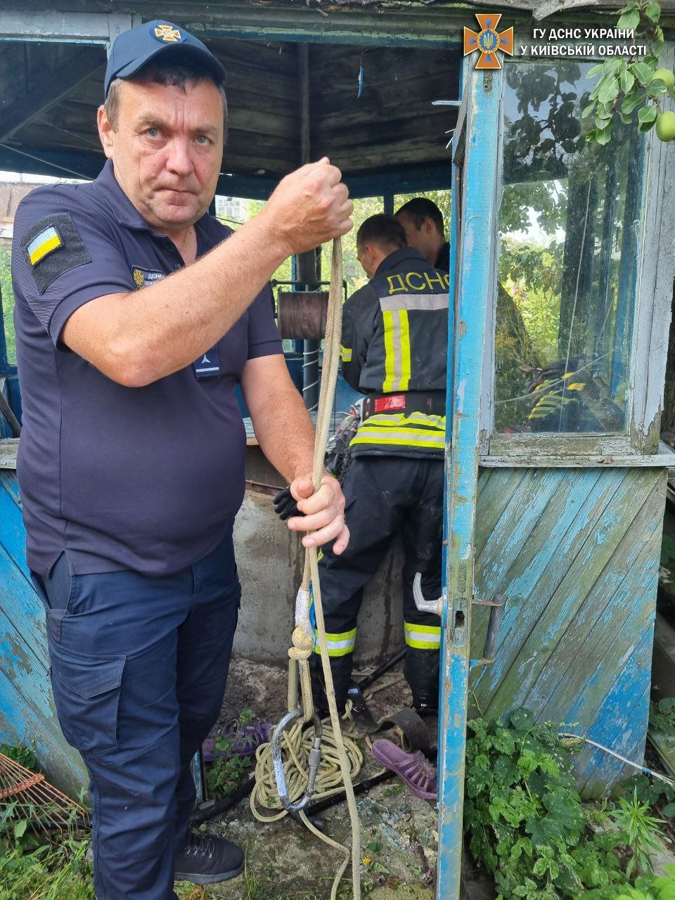 На Київщині жінка впала в 6-метровий колодязь 2