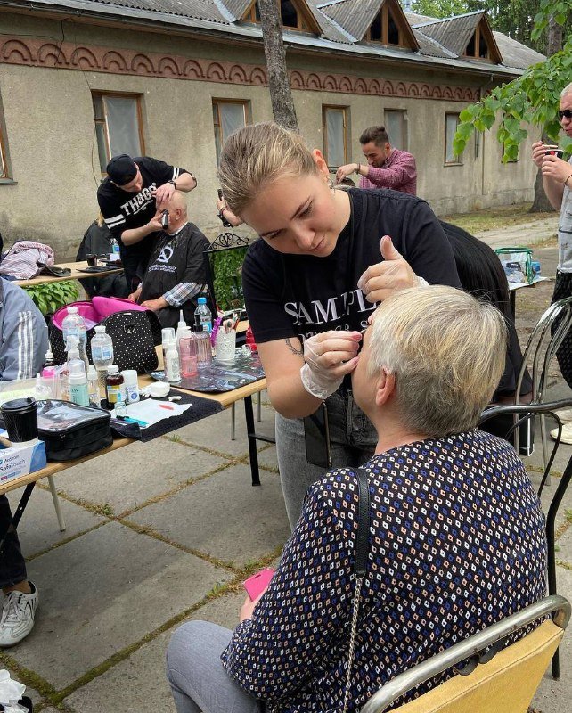 На Київщині майстри краси їздять по деокупованих селах та безкоштовно надають послуги 1