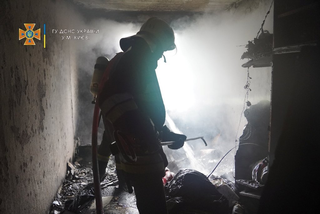 У Києві з балкону палаючої квартири врятували чоловіка 2