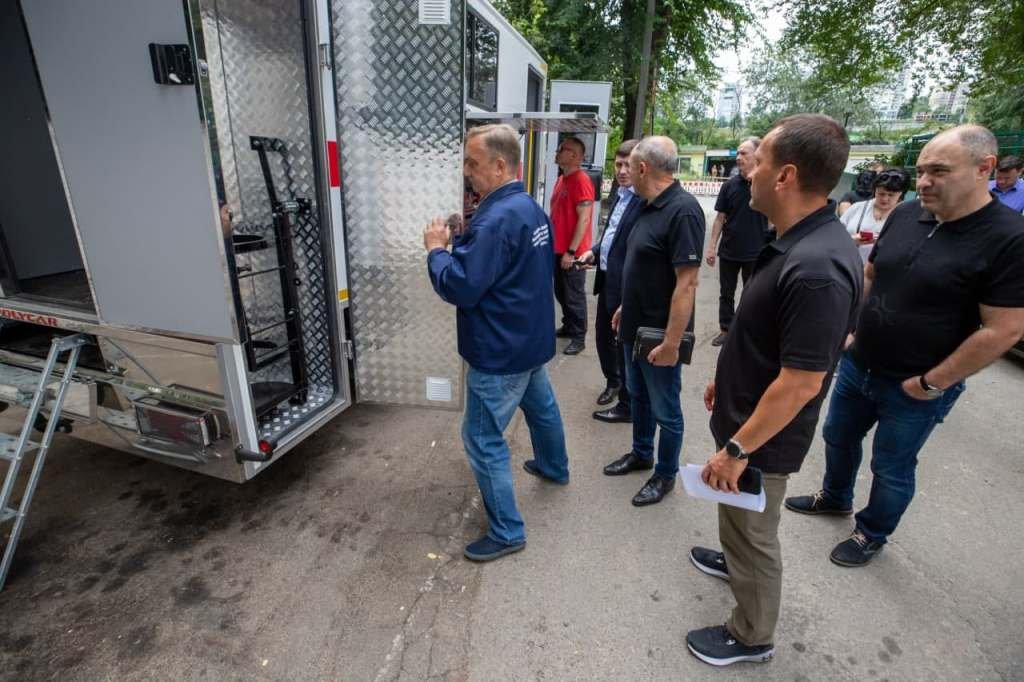 У Києві придбали нову протиаварійну спецтехніку: столицу продовжують готувати до опалювального сезону 1