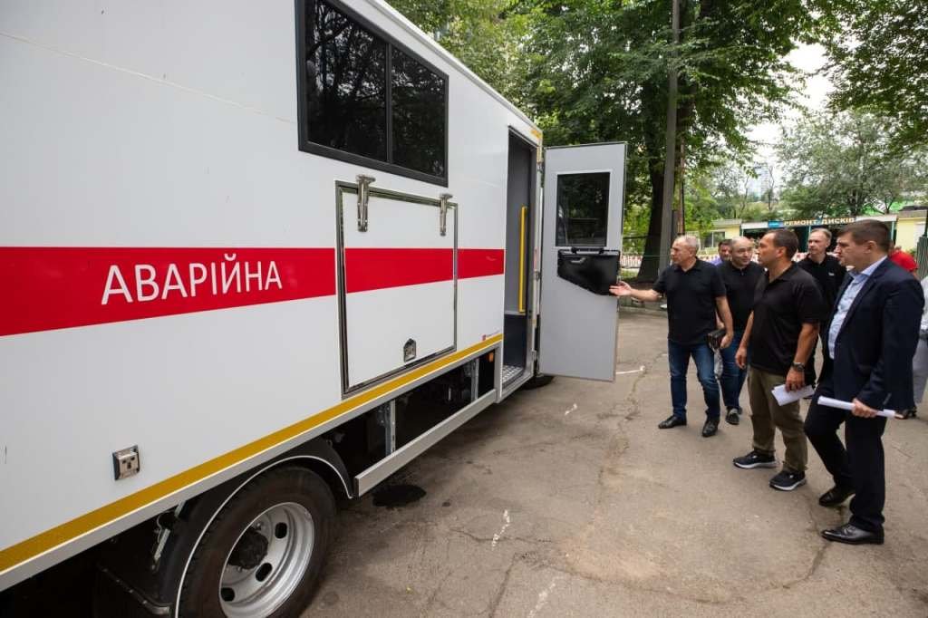 У Києві придбали нову протиаварійну спецтехніку: столицу продовжують готувати до опалювального сезону 2