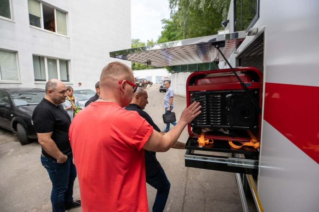 У Києві придбали нову протиаварійну спецтехніку: столицу продовжують готувати до опалювального сезону 3