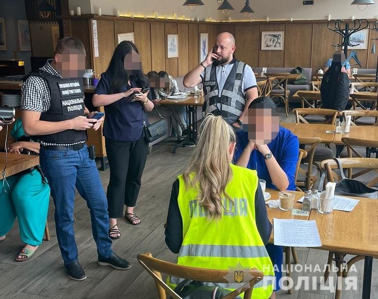 У Києві адвокатка брала 12 000 доларів за незаконний перетин кордону військовозобов’язаними 2