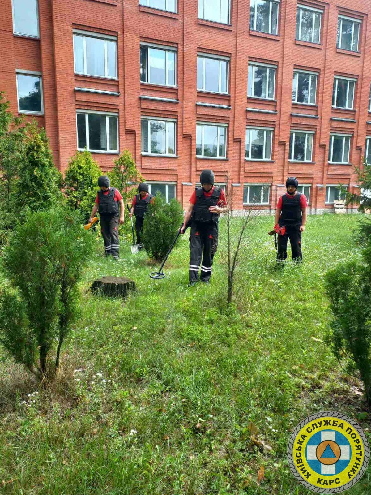 Рятувальники продовжують зачищення Києва від вибухонебезпечних предметів: перевірили школи в Пущі-Водиці 1