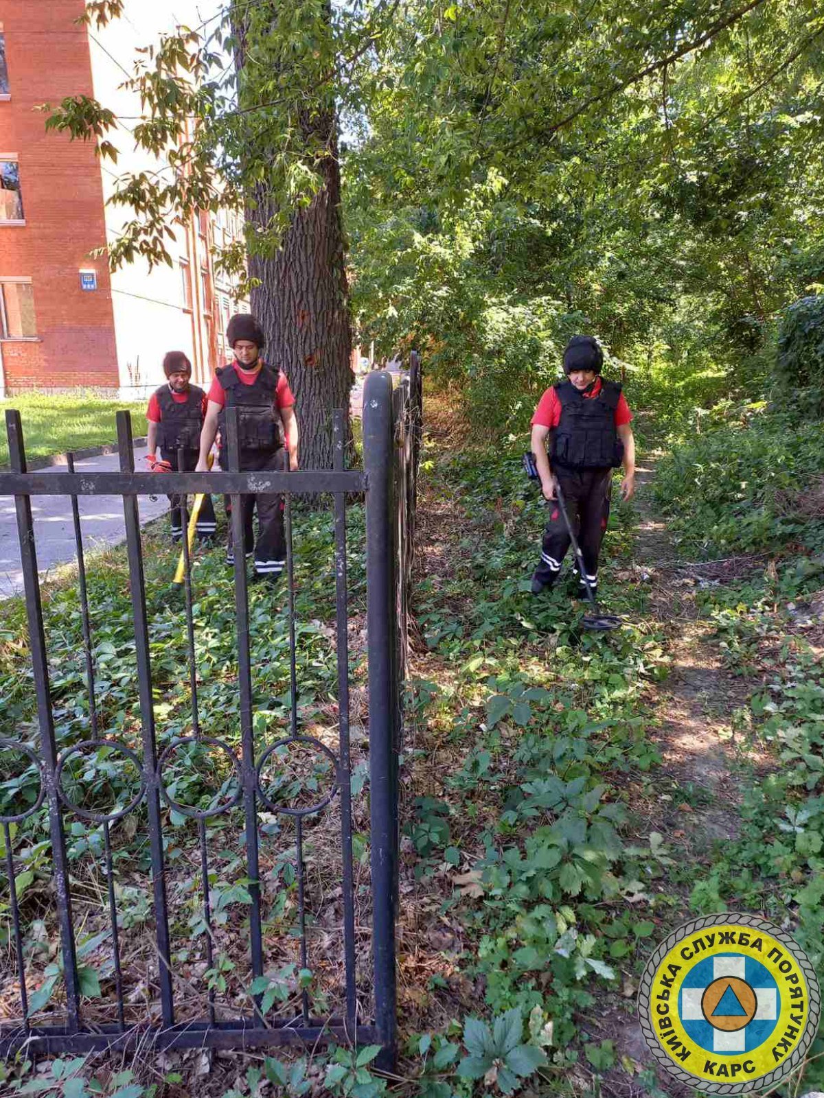 Рятувальники продовжують зачищення Києва від вибухонебезпечних предметів: перевірили школи в Пущі-Водиці 2