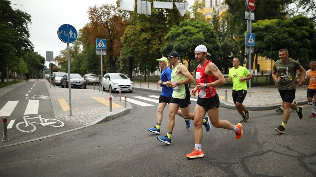 «Ультрамарафон вдячності»: українців запрошують віртуально долучитись до благодійного забігу з рятувальником ДСНС 1