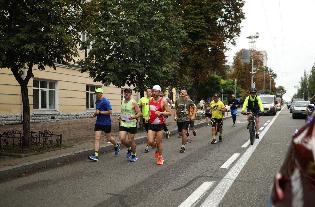 «Ультрамарафон вдячності»: українців запрошують віртуально долучитись до благодійного забігу з рятувальником ДСНС 2