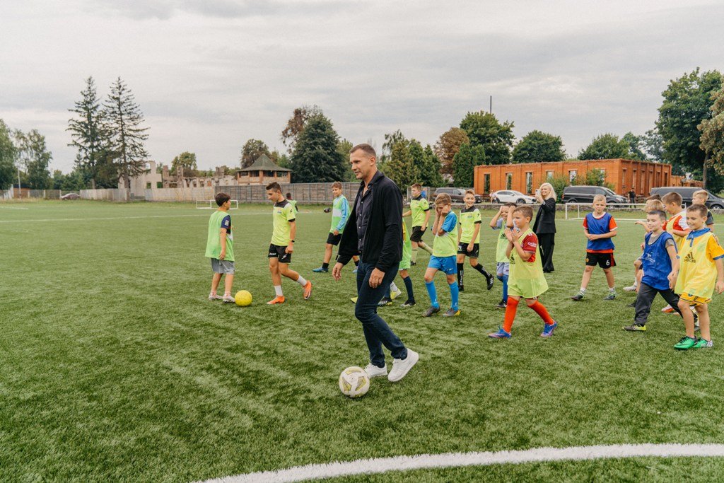 Андрій Шевченко та Лієв Шрайбер відвідали Бородянку і запустили молодіжну програму підтримки України 4