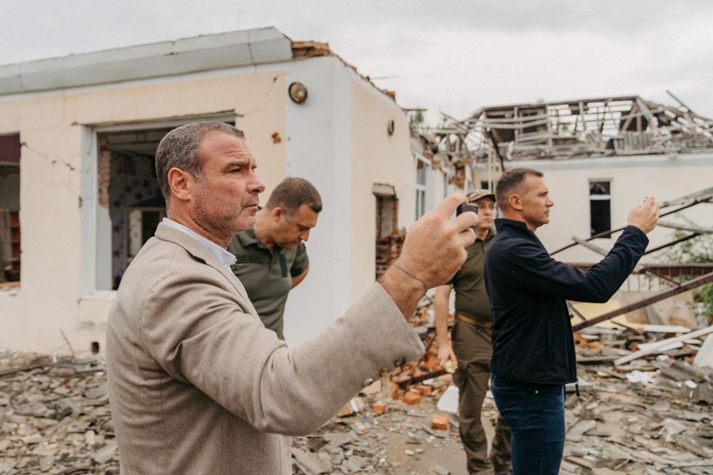 Андрій Шевченко та Лієв Шрайбер відвідали Бородянку і запустили молодіжну програму підтримки України 5