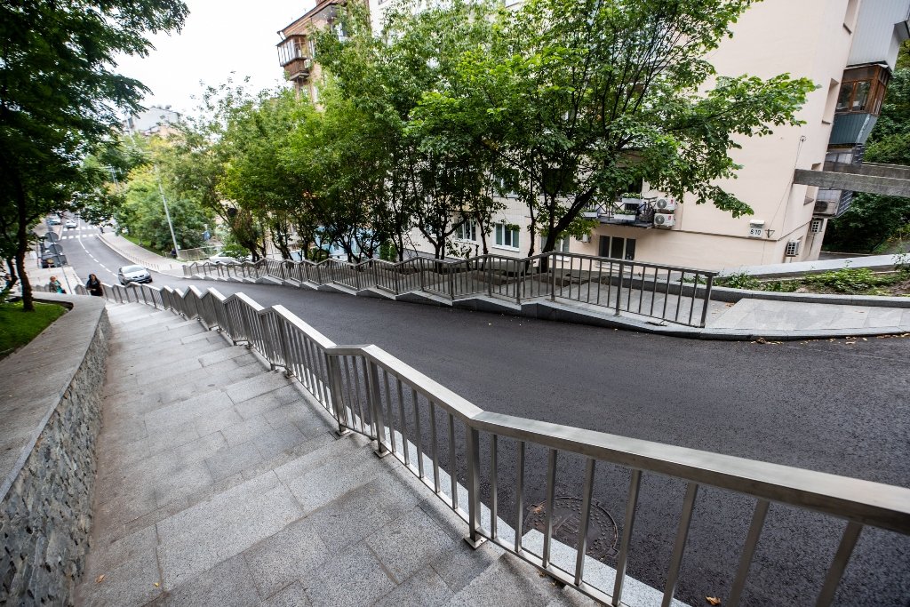 Нове покриття, бруківка, парковка і велодоріжки: як виглядає вулиця Івана Франка в Києві після капремонту 1