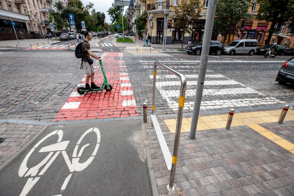 Нове покриття, бруківка, парковка і велодоріжки: як виглядає вулиця Івана Франка в Києві після капремонту 15