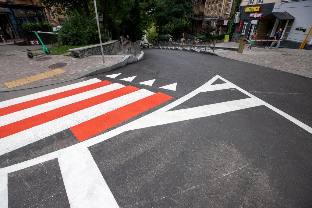 Нове покриття, бруківка, парковка і велодоріжки: як виглядає вулиця Івана Франка в Києві після капремонту 19