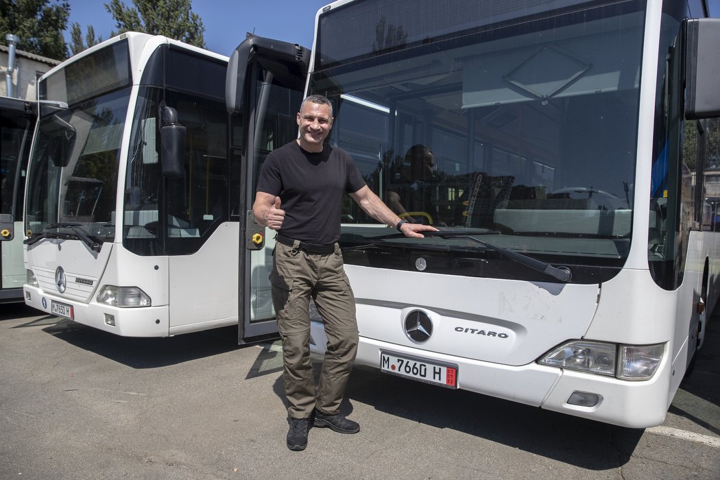 Німеччина передала комунальникам Києва 19 автобусів і 3 сміттєвози 3