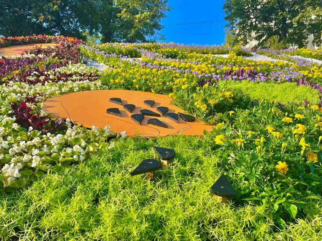 У Києві створили ще одну квіткову композицію до Дня Незалежності: де побачити та зробити фото 1