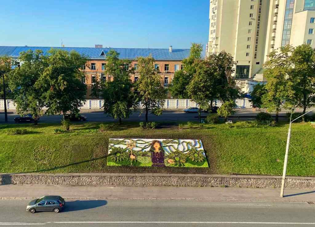 У Києві створили ще одну квіткову композицію до Дня Незалежності: де побачити та зробити фото 2