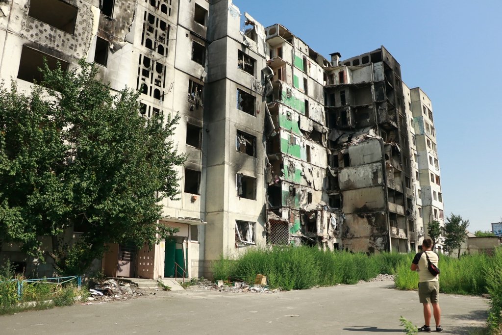 Зруйнований авіаударом будинок